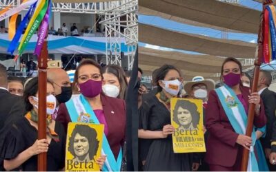 Hija de Berta Cáceres le entregó la “Vara Alta Lenca” a la nueva presidenta Xiomara Castro