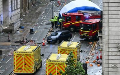 Un automobilista travolge i tifosi del Liverpool durante la parata, decine di feriti