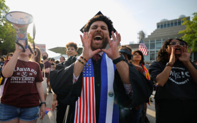 L’amministrazione Trump sospende il rilascio dei visti per gli studenti stranieri