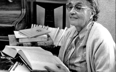 «A veces escribo una palabra hasta que empieza a brillar»