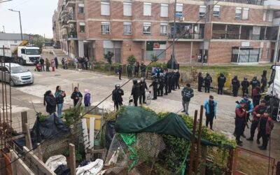 A los empujones