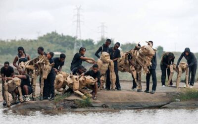Un’invasione di animali africani per denunciare la crisi climatica