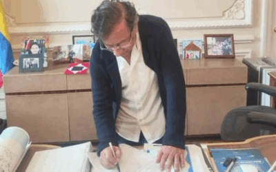 Colombia | Gustavo Petro firma decreto para la consulta popular y el Senado aprobó primer bloque de 17 artículos para la reforma laboral