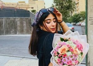 “Io brucio, svanisco, divento fumo”: la storia di Parnia, giovane poetessa iraniana uccisa da un attacco aereo israeliano