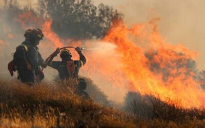 Turisti e residenti trasferiti da Creta a causa di un incendio