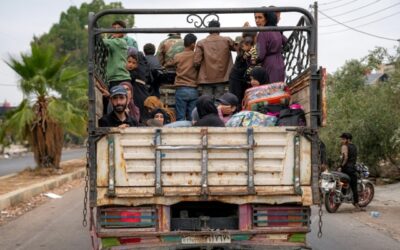 Civili beduini lasciano la città drusa di Al Suwayda, dopo i combattimenti degli ultimi giorni
