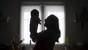 La discriminación de las familias monoparentales por los permisos de nacimiento llega al Tribunal Europeo