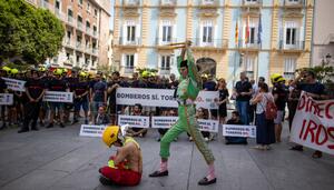 Los bomberos de València protestan contra el gasto de 500.000 euros de la Diputación en toros