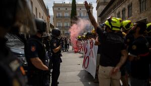 La policía reprime con porrazos una concentración de los bomberos en València