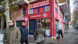 Gritos de “asesina” y citación en comisaría: así es abortar cuando te acosan grupos antielección
