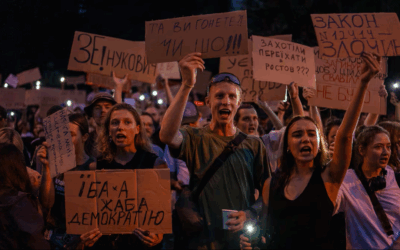 Internacional | Miles de ucranianos protestaron contra la firma de una ley por parte de Zelenski que debilita la autonomía de organismos anticorrupción, marcando las primeras protestas callejeras de gran envergadura durante la guerra