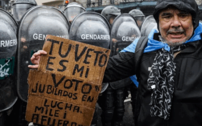 Argentina | La Policía vuelve a reprimir marcha de jubilados y trabajadores de la salud salen a las calles por mejoras salariales