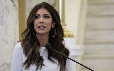 Kristi Noem encontró en Argentina un socio que también persiga migrantes