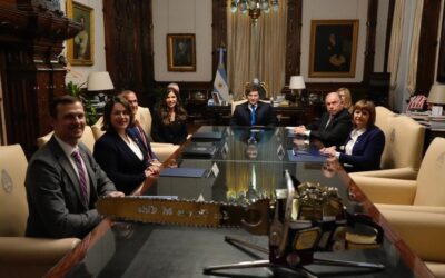 Argentina | Milei recibe a Kristi Noem, secretaria de Seguridad de Trump y promotora de políticas migratorias extremas