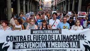 La ciudadanía estalla contra la gestión de los incendios del Gobierno de Mañueco: “Está ardiendo todo”