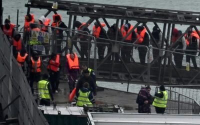 Londra annuncia di aver trattenuto i primi migranti in base al nuovo accordo con Parigi