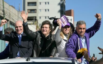Manifestanti lanciano pietre e bottiglie contro il presidente argentino Milei