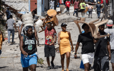 Cientos de desplazados haitianos intentan regresar a sus hogares tras retirada de pandillas