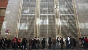 Funcionarios que quieren romper la barrera social y económica de las oposiciones