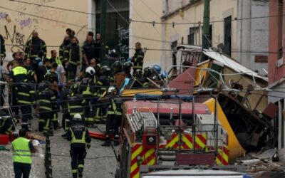 Almeno 15 morti nel deragliamento della funicolare di Lisbona
