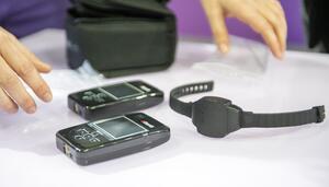 Crisis en Igualdad por fallos en las pulseras con la pugna entre Telefónica y Vodafone como ruido de fondo