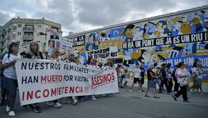 Masiva manifestación contra un Mazón ausente otra vez el día previo a una dana