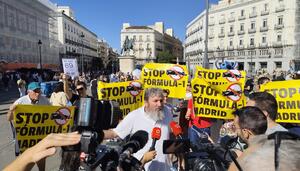 Los vecinos protestan contra las obras de la Fórmula 1 mientras comienza la venta de las entradas VIP