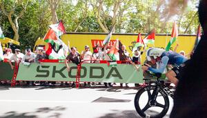 Los gritos en favor de Palestina rodean La Vuelta en Valladolid