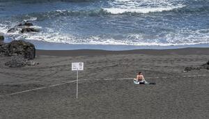 De Nápoles a Tenerife: cuando el turismo devora sus propias costas