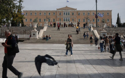 Il parlamento greco approva la possibilità di giornate lavorative di 13 ore
