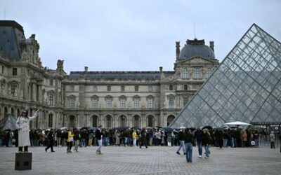 Il Louvre rimane chiuso dopo lo spettacolare furto dei gioielli della corona