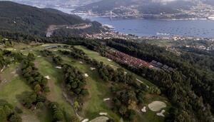 Tres décadas del ‘pelotazo’ que llenó la ría de Vigo de chalets fantasma y un campo de golf inaugurado por Fraga