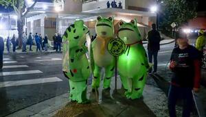 Mapaches y ranas inflables contra Trump, el hombre que quiere reinar en EEUU