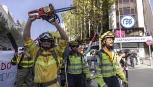 Los bomberos forestales se manifiestan en Madrid para exigir el fin del “maltrato institucional” en el sector