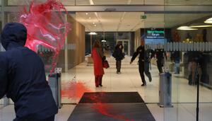 Activistas por la vivienda manchan con pintura a cargos directivos de los fondos buitre