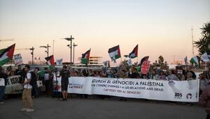 El barco Navios Felix, proveedor de combustible de Israel, reposta en Ceuta a pesar del Decreto del Gobierno