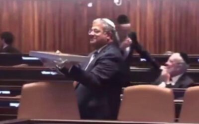 El Ministro ultraderechista israelí, Itamar Ben-Gvir, repartió pastelitos en el parlamento festejando la aprobación de una ley que autoriza la pena de muerte a palestinos