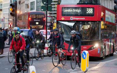 Saranno le bici a cambiare le città, non l’auto elettrica