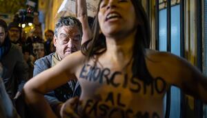 Agreden sexualmente a activistas de Femen durante una misa por Franco