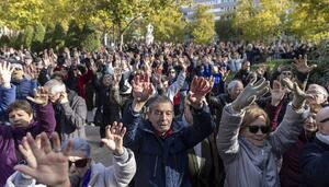 Cientos de personas se plantan ante el Supremo en defensa del fiscal y Sánchez rechaza hablar de indulto