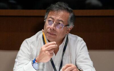 Un presidente sin rodilleras en un Caribe turbulento – Por Consuelo Ahumada