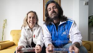 Susana Sarrión y Jaime Cinca, periodistas de El Salto, reciben el premio Alberto Almansa al Periodismo Social