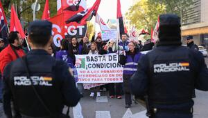“La empresa no nos respeta”: personas trabajadoras de El Corte Inglés marchan en Madrid