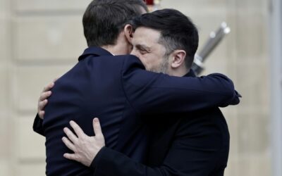 Quattro morti in un bombardamento russo a Dnipro, mentre Zelenskyj è a Parigi