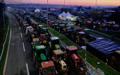Agricoltori e pescatori greci bloccano il porto commerciale di Volos